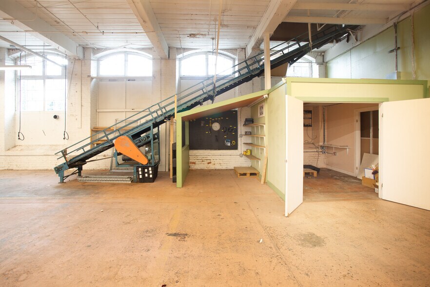 More Photos Of 15 Shaw St, Fall River Manufacturing For Lease