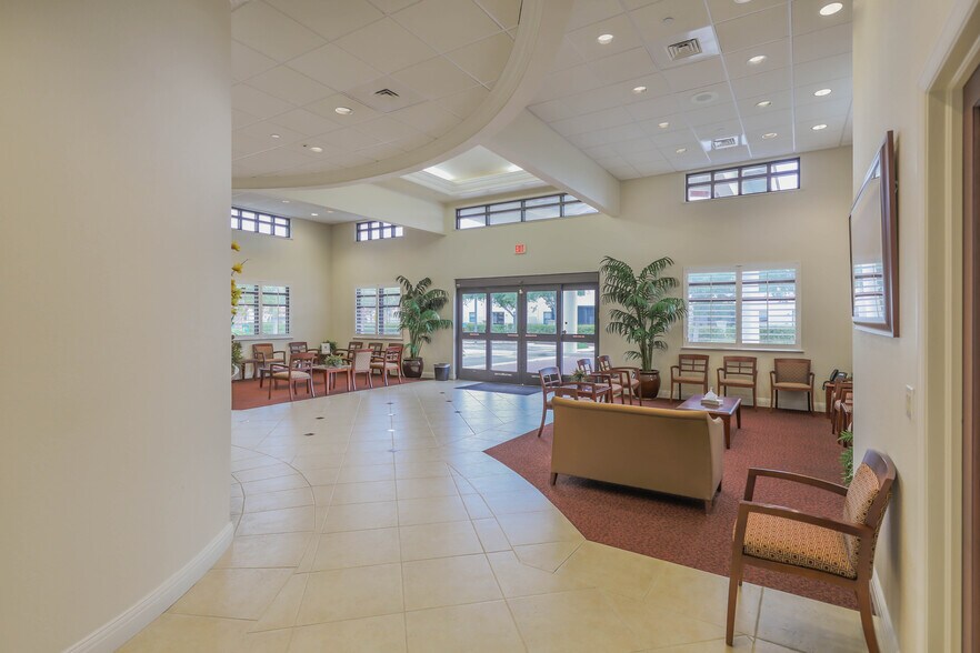 More Photos Of 9090 Park Royal Dr, Fort Myers Medical For Lease