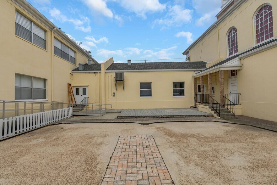 More Photos Of 411 Turner St, Clearwater Religious Facility For Lease