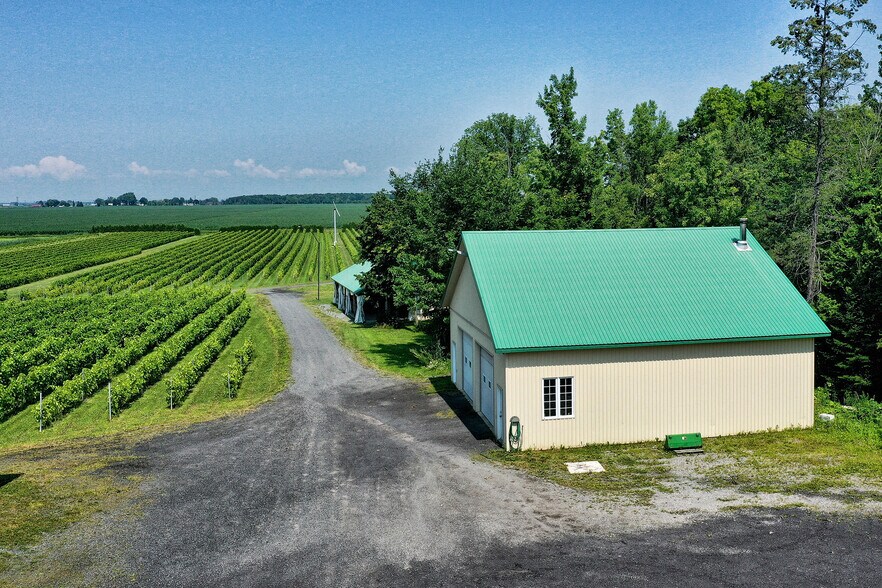 More Photos Of 4310 Chem. du Cordon, Varennes Winery Vineyard For Sale