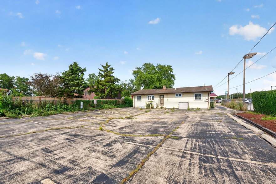 More Photos Of 205 Pinecroft Dr, Roselle Office For Sale