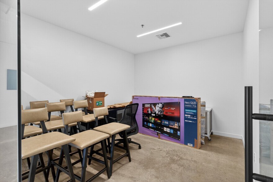 More Photos Of 1322-1326 Obispo Ave, Long Beach Warehouse For Lease