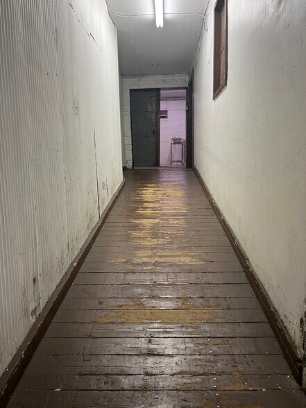 More Photos Of 740 8th Ave, Huntington Warehouse For Lease