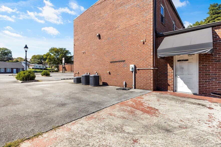 More Photos Of 700 Grove St, Loudon Office For Sale
