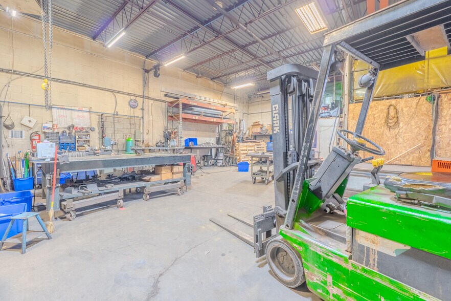 More Photos Of 12650-12702 Boul Industriel, Montréal Warehouse For Sale