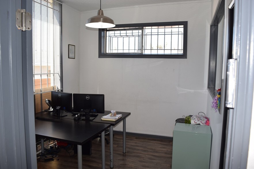 More Photos Of 900 W Hyde Park Blvd, Inglewood Warehouse For Lease