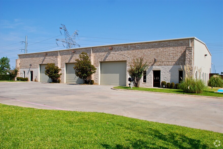More Photos Of 725 E Jones St, Lewisville Industrial For Lease
