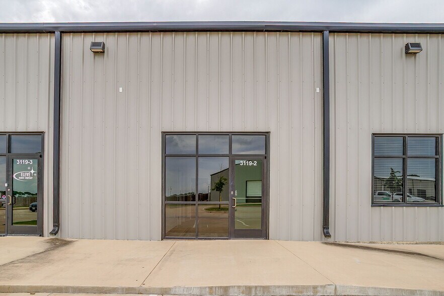 More Photos Of 3115 Chambers St, Venus Flex For Lease