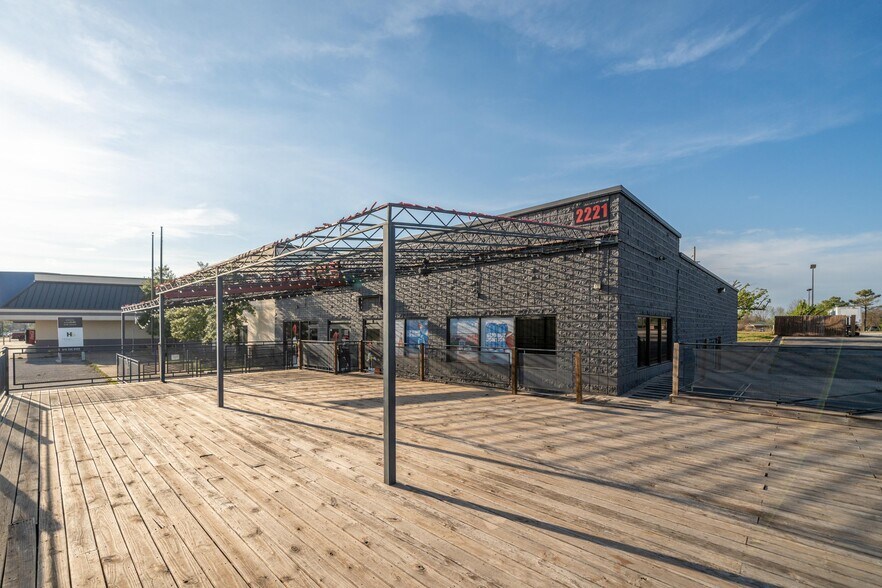 More Photos Of 2221 W Walnut St, Rogers Restaurant For Sale