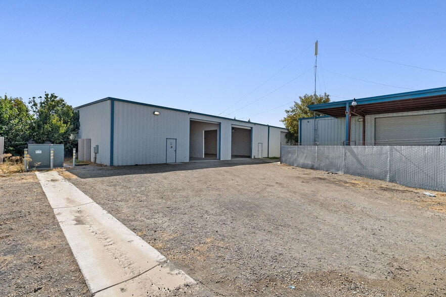 More Photos Of 2550 E Belle Ter, Bakersfield Manufacturing For Lease