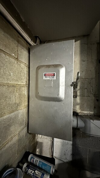 More Photos Of 530 Ray St, Freeport Manufacturing For Lease