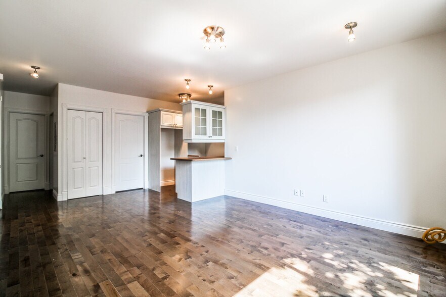 More Photos Of 4370-4372 Rue Notre-Dame O, Montréal Storefront Retail Residential For Sale