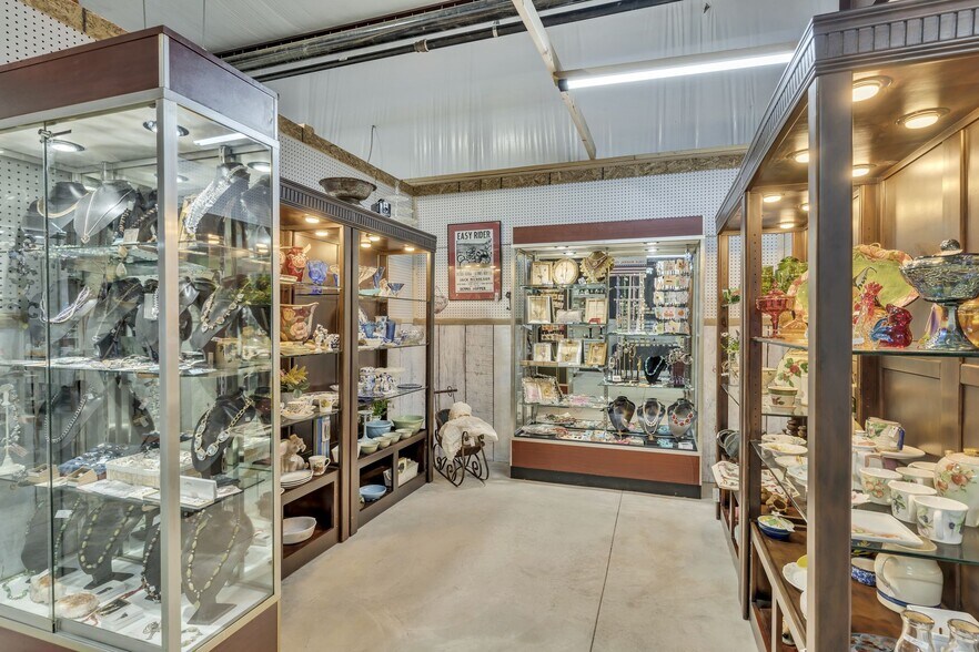 More Photos Of 2120 Old Highway 431 S, Greenbrier Freestanding For Sale