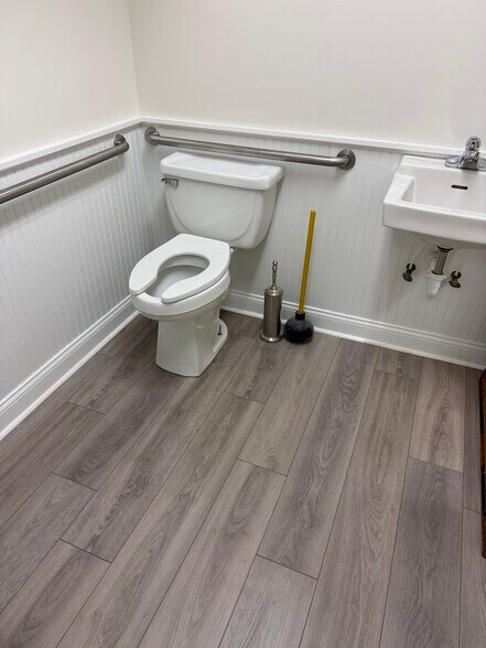 More Photos Of 2325 Log Cabin Dr SE, Atlanta Office For Lease