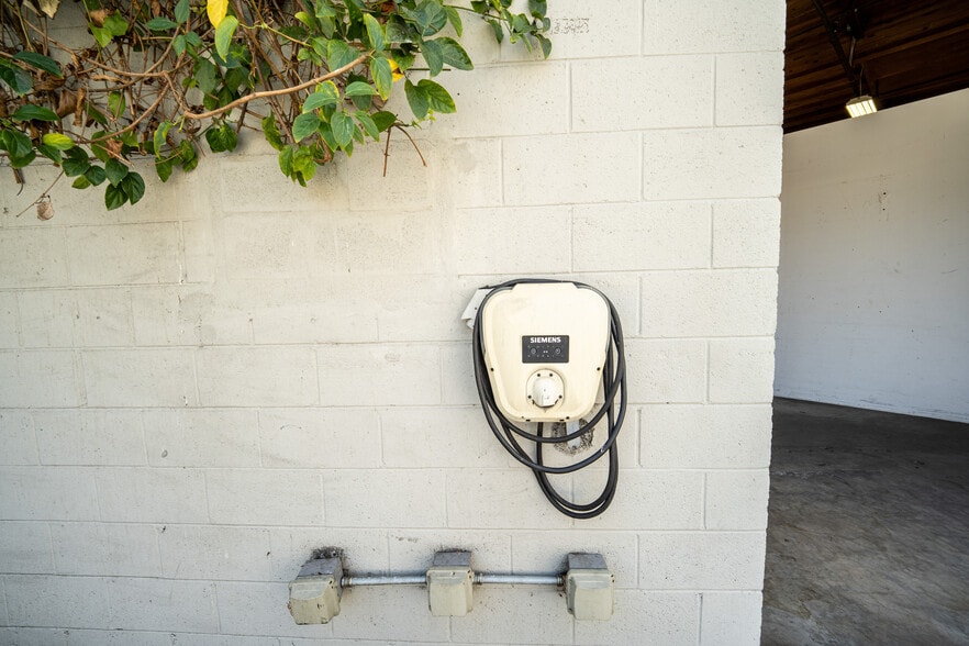 More Photos Of 805 Traction Ave, Los Angeles Showroom For Lease