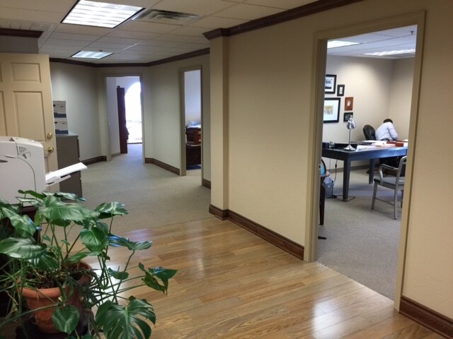 More Photos Of 2800-2828 W Country Club Dr, Oklahoma City General Retail For Lease