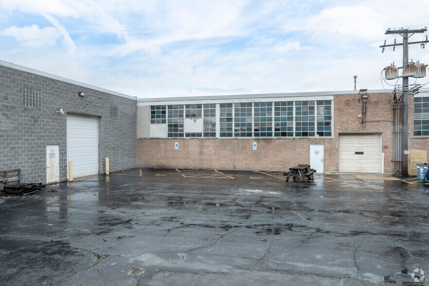 More Photos Of 5501 W Ogden Ave, Cicero Manufacturing For Lease