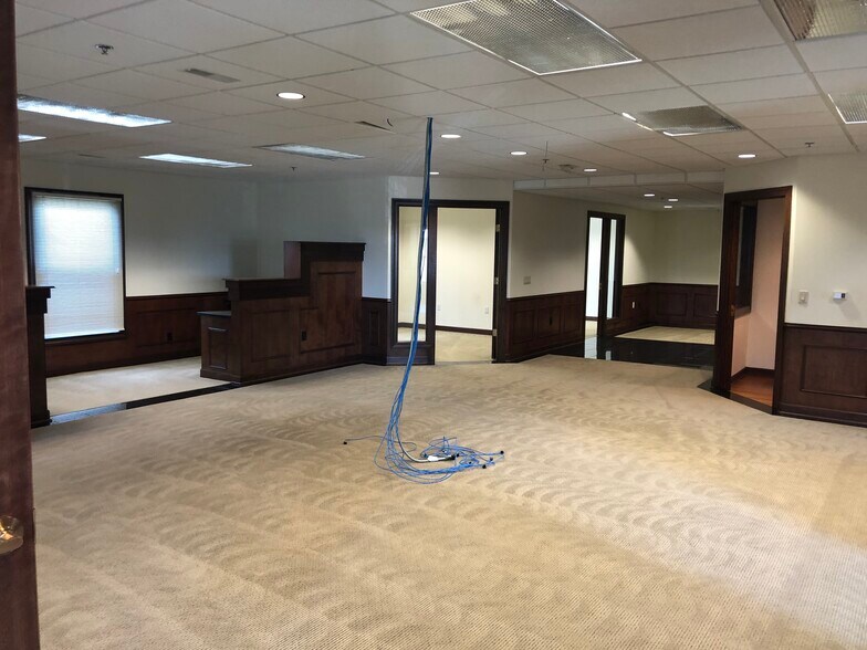More Photos Of 1650 E Main St, St Charles Medical For Lease