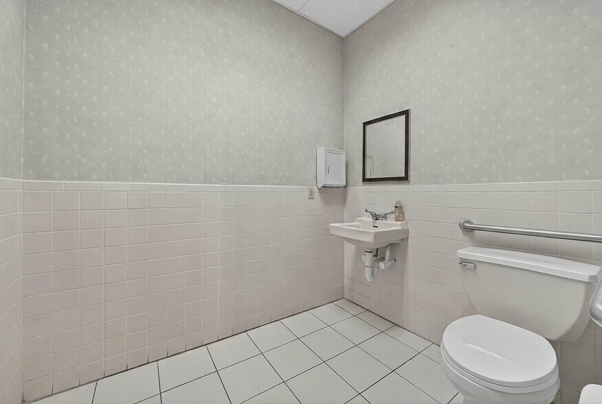 More Photos Of 24-26 Liberty Square Mall, Stony Point Office For Sale