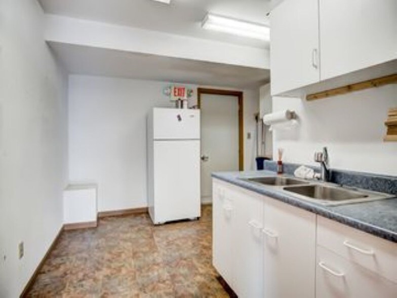 More Photos Of 1041 Shawnee Rd, Lima Freestanding For Lease