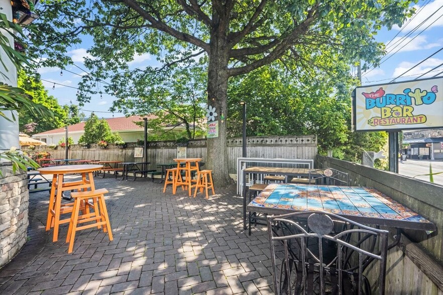 More Photos Of 585 Forest Ave, Staten Island Restaurant For Sale