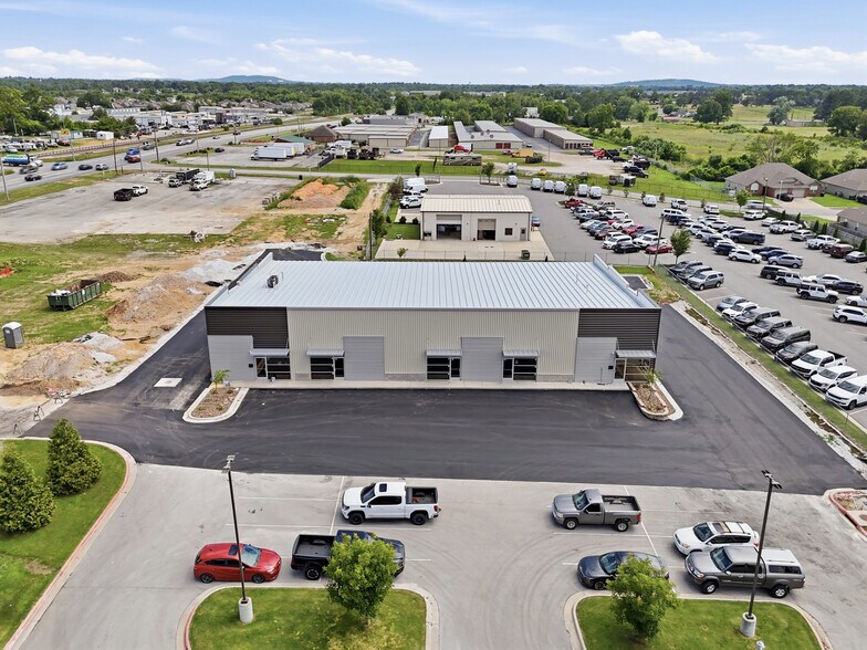 More Photos Of 2420 S 8th St, Rogers Flex For Lease