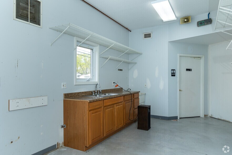 More Photos Of 5801 Old Collinsville Rd, Fairview Heights General Retail For Lease