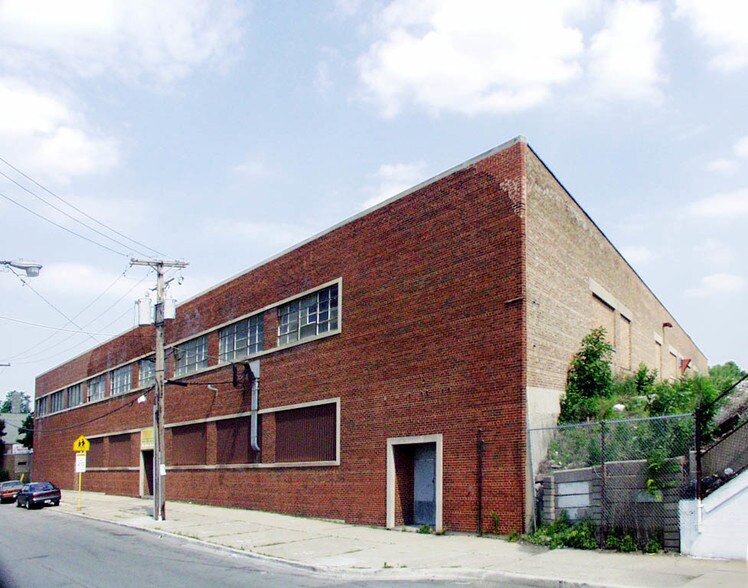 More Photos Of 1901-1949 N Springfield Ave, Chicago Warehouse For Lease