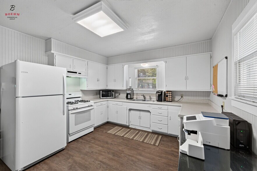 More Photos Of 115 Oak Park Dr, Boerne Office For Sale