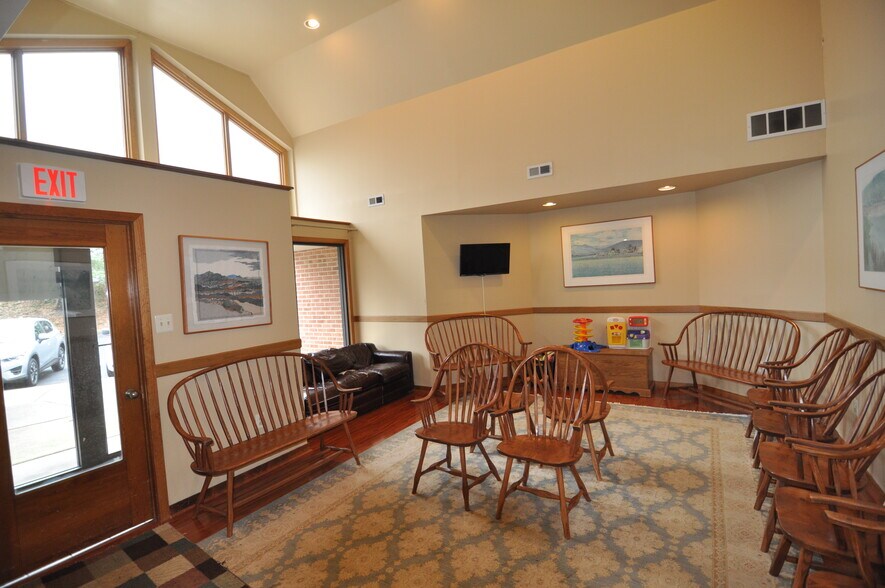 More Photos Of 360 Middletown Blvd, Langhorne Medical For Lease