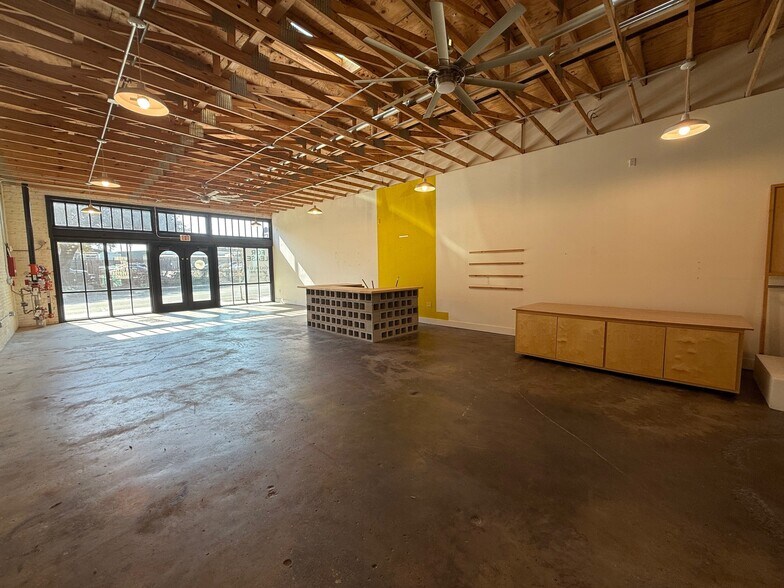 More Photos Of 214-216 S 11th St, Waco General Retail For Lease