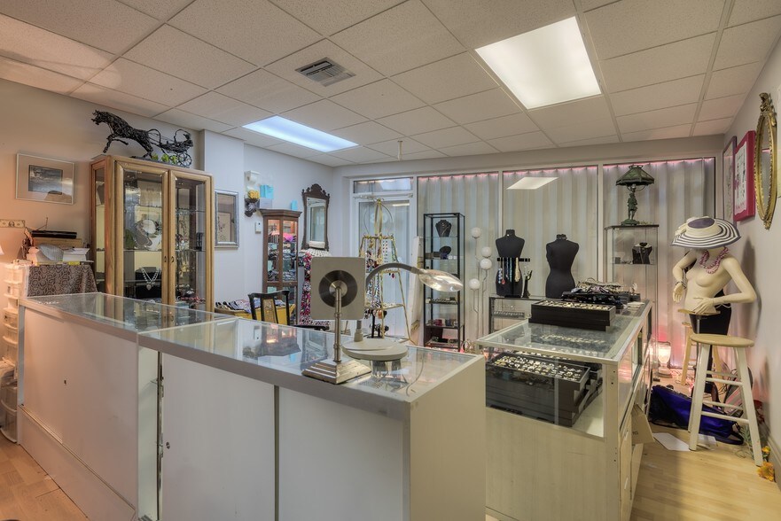 More Photos Of 100-108 S Miami Ave, Miami Freestanding For Lease