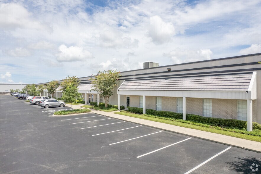 More Photos Of 11651 Central Pky, Jacksonville Light Distribution For Lease
