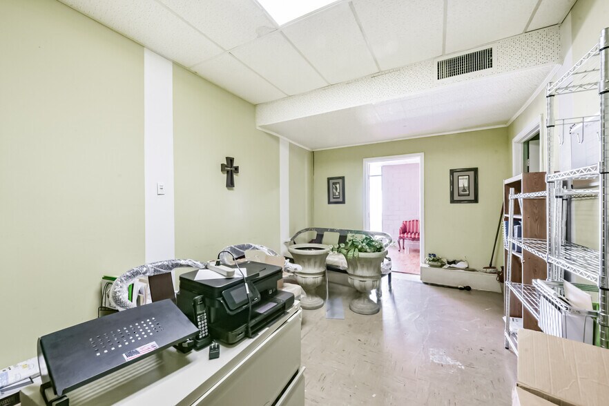 More Photos Of 130 S 4th St, La Porte General Retail For Sale