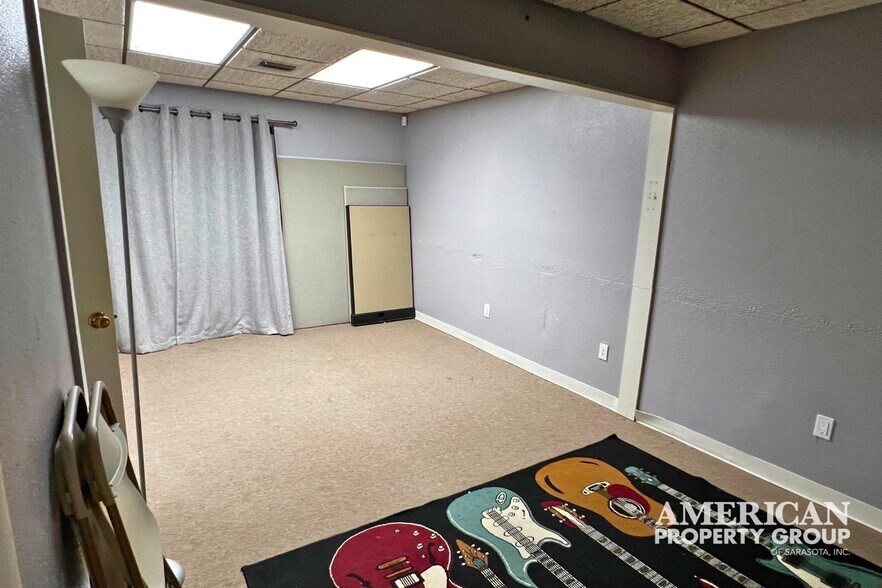 More Photos Of 2011 Bispham Rd, Sarasota Office For Lease