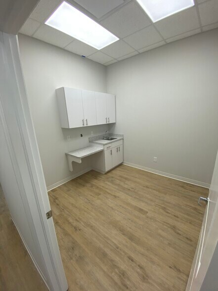 More Photos Of 665-677 S Kings Ave, Brandon Medical For Lease