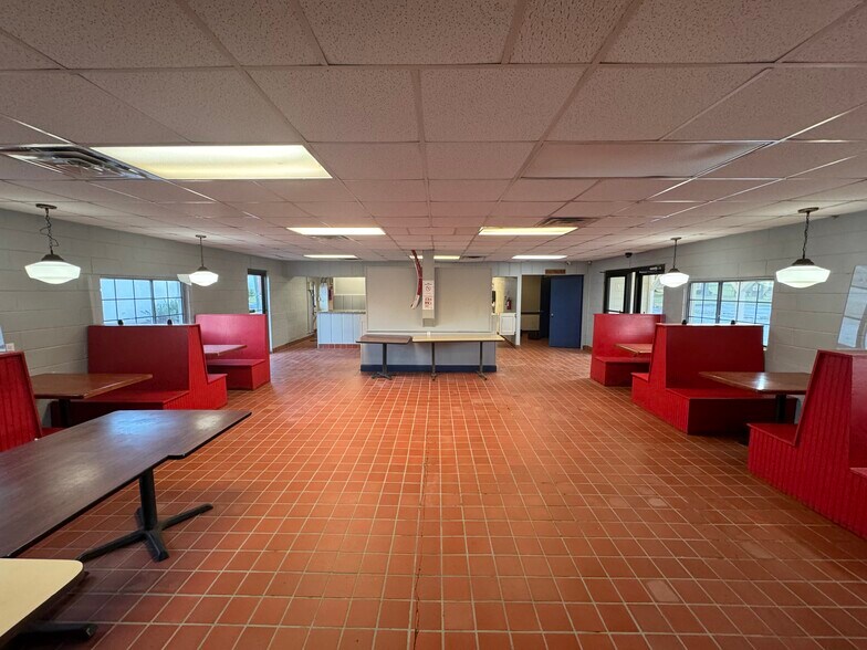 More Photos Of 109 Broad St, Hawkinsville Restaurant For Sale