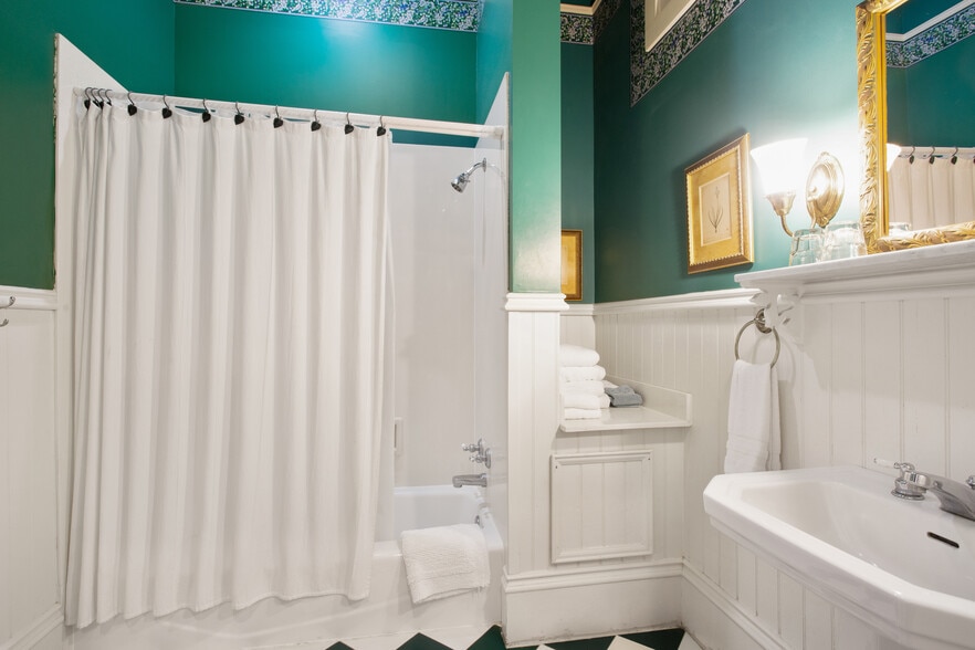 More Photos Of 4117 Perrier St, New Orleans Hotel For Sale