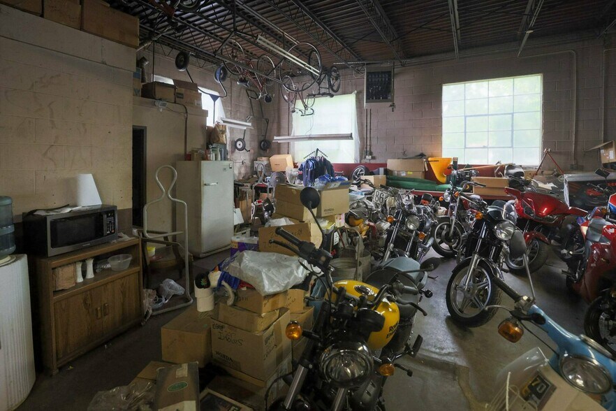 More Photos Of 4215 E Lake St, Minneapolis Freestanding For Sale