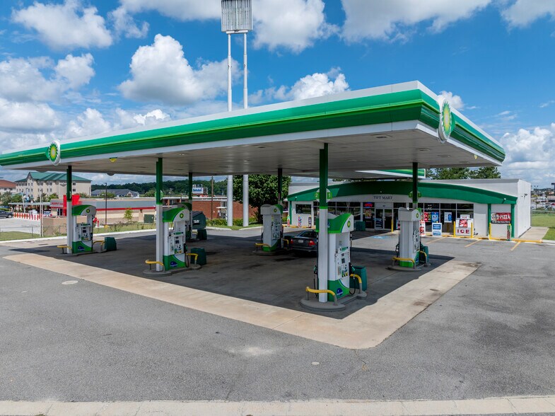More Photos Of 805 7th St W, Tifton Service Station For Sale