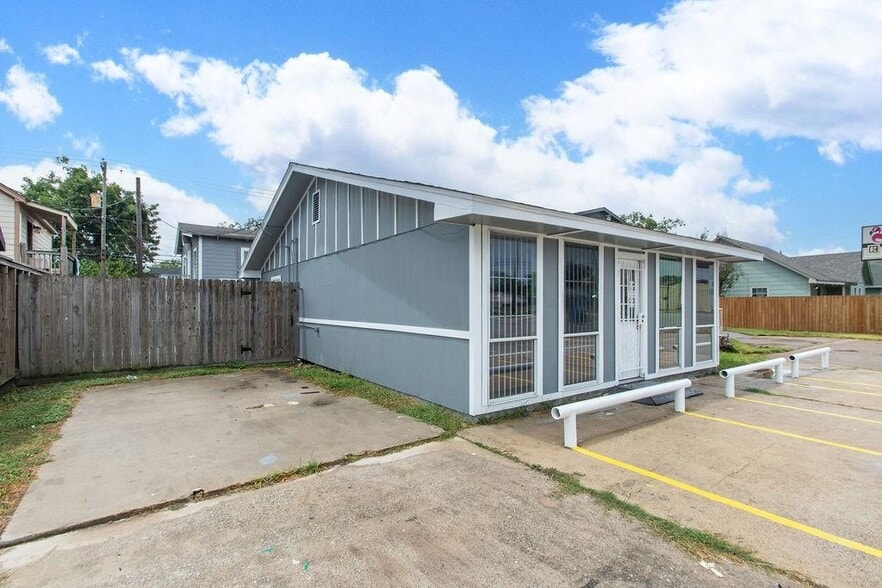 More Photos Of 2809 Market St, Baytown Office Residential For Lease
