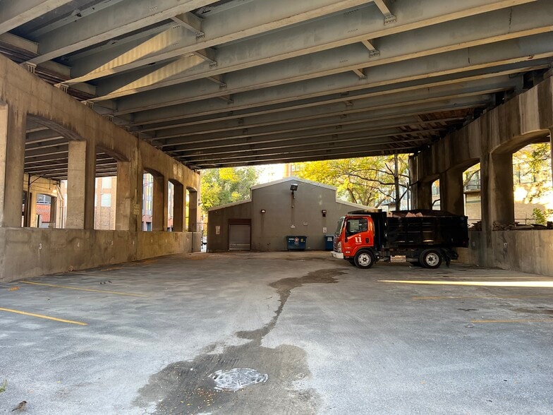 More Photos Of 430 W Ohio St, Chicago Showroom For Sale