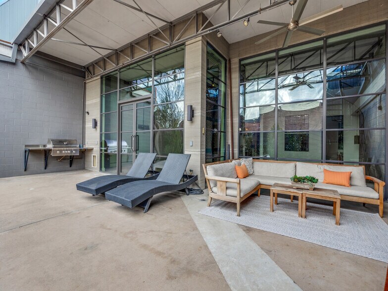 More Photos Of 2323 Farrington St, Dallas Warehouse For Sale