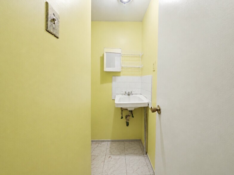 More Photos Of 320 Jackson Ave, Bronx Flex For Sale
