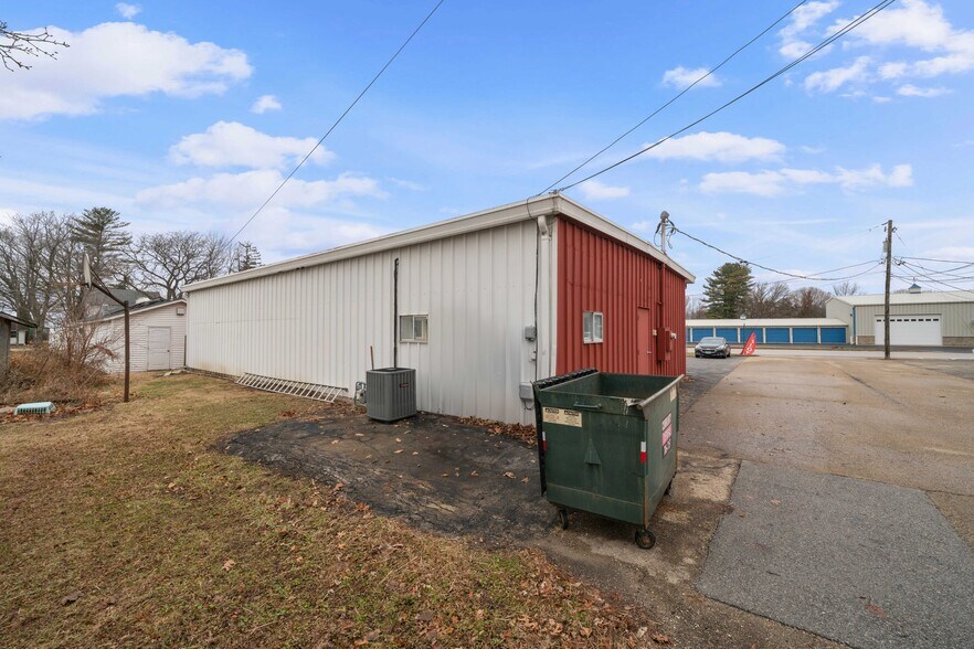 More Photos Of 225 W Market St, Somonauk General Retail For Sale