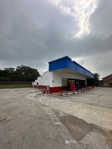 More Photos Of 246 Pearl st, Goliad Storefront For Sale