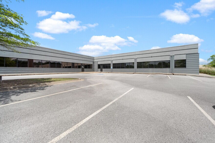 More Photos Of 210 SE 34th St, Bentonville Office For Sale