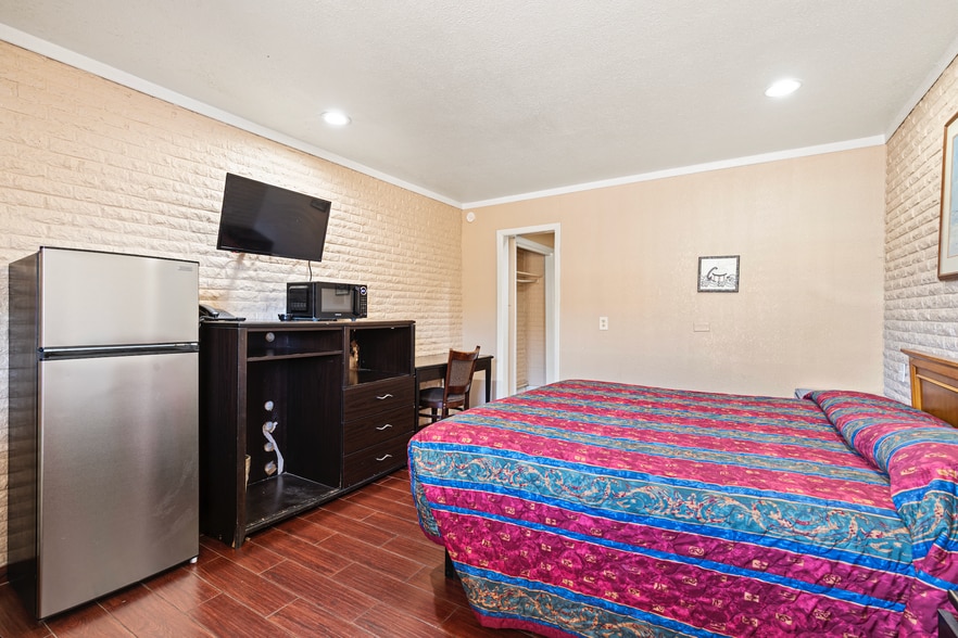 More Photos Of 1907 Lamar Ave, Paris Hotel For Sale