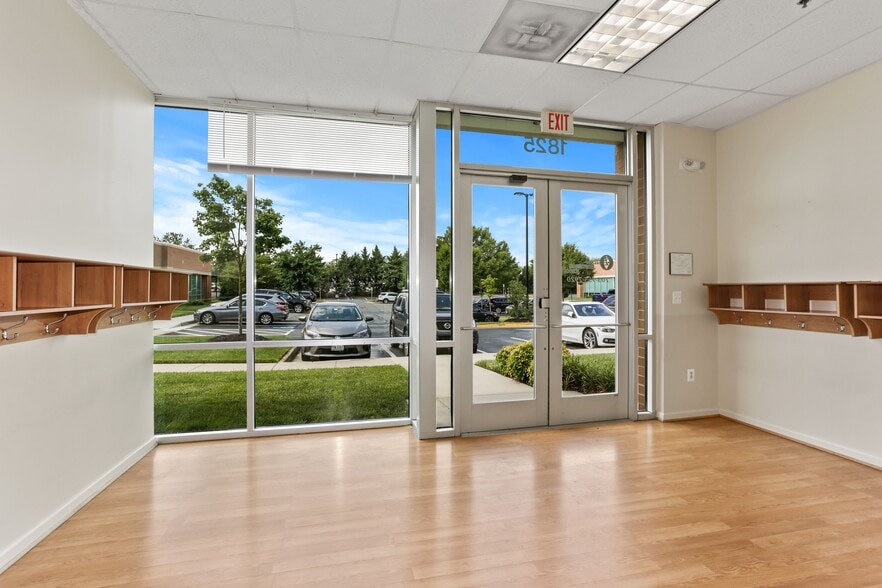 More Photos Of 4229 Lafayette Center Dr, Chantilly Business Park For Lease