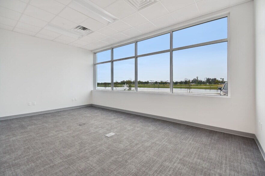 More Photos Of 4505 24th St E, Bradenton Distribution For Lease